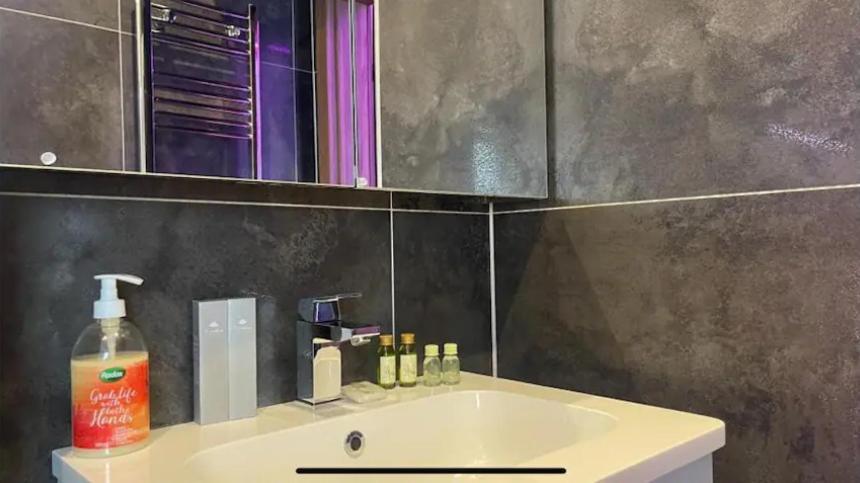 #5 Tgha Luxury One Bedroom Apartment In Athlone Bagian luar foto